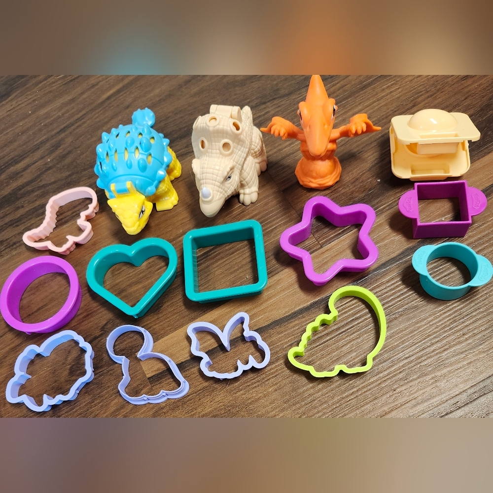 NWOT Dinosaur Themed Playdoh Playsets & Molds, includes 15 Pieces